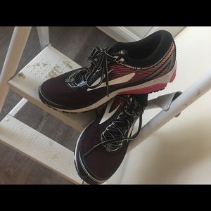 Brooks Ladies Athletic Shoed